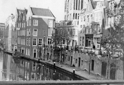 848369 Gezicht over de Oudegracht te Utrecht, vanaf de Gaardbrug met rechts de Oudegracht-oostzijde en links ...